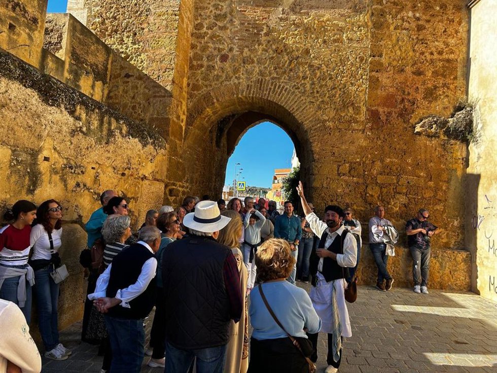 Turistas participan en la nueva ruta teatralizada por Alcalá de Guadaira.