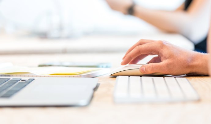 Archivo - Alumnos utilizando un ordenador, en imagen de archivo. 