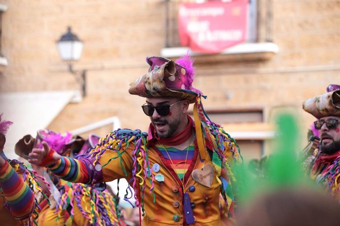 El integrante de una agrupación en una actuación durante el primer fin de semana del Carnaval de Cádiz en la calle.