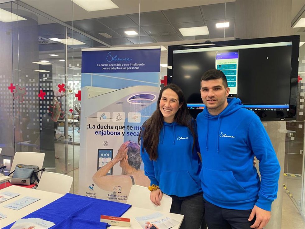 Judit Salarich y ric Güel, creadores de la ducha eco-inteligente 'Showee', galardonada con el primer premio en la VIII edición de los Premios de Tecnología Humanitaria de Cruz Roja.