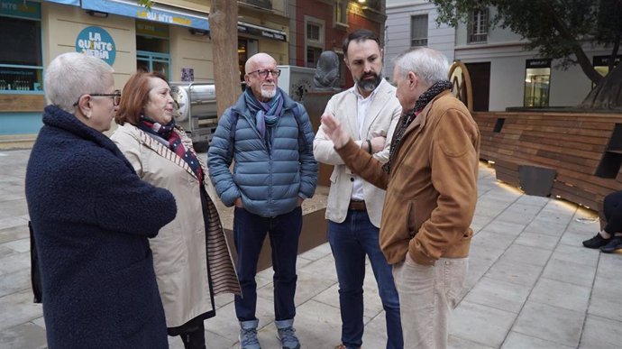 El concejal socialista Mariano Ruiz durante una visita al distrito centro en compañía de la edil socialista Carmen Martín y residentes en esta zona de Málaga