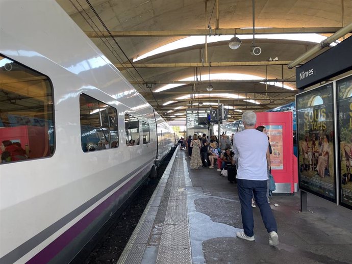 Archivo - Renfe comienza a comercializar paquetes de viajes de tren, hotel y ocio en los nueve destinos de sus trenes AVE en Francia .