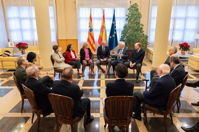 Archivo - El presidente de Aragón, Jorge Azcón, junto a los miembros de la Comisión Aragonesa de Derecho Civil.