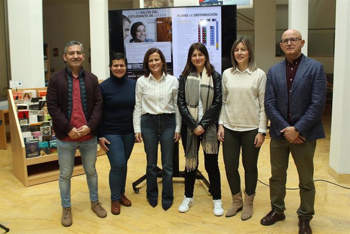 La concejal de Educación de Lucena, Miriam Ortiz, con el equipo docente de los institutos lucentinos coordinadores del Salón del Estudiante.