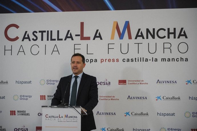 Velázquez atiende a los  medios en el acto de Afanion