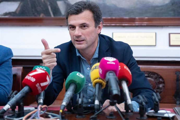 Archivo - El alcalde de Cádiz, Bruno García, en rueda de prensa.