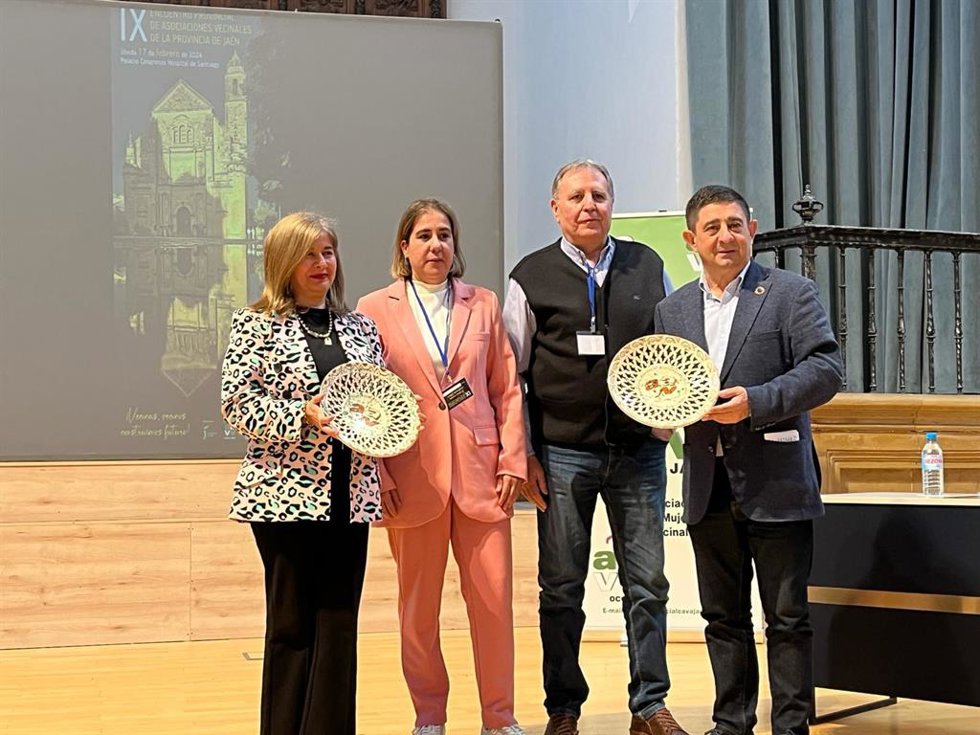 Foto de familia durante el IX Encuentro Provincial de Asociaciones de Federaciones Vecinales.