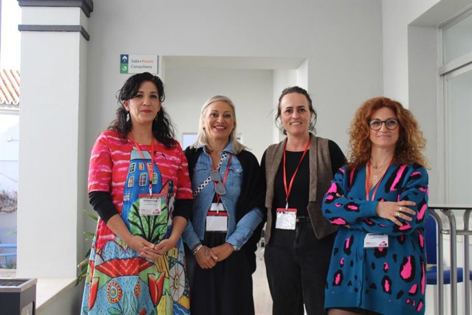 La responsable federal de Feminismo de IU, Clara Alonso; la responsable de Feminismos de IU Andalucía, Alejandra Ruiz, y la coordinadora provincial de IU Málaga, Toni Morillas, en Málaga en el marco de 'Feministour'