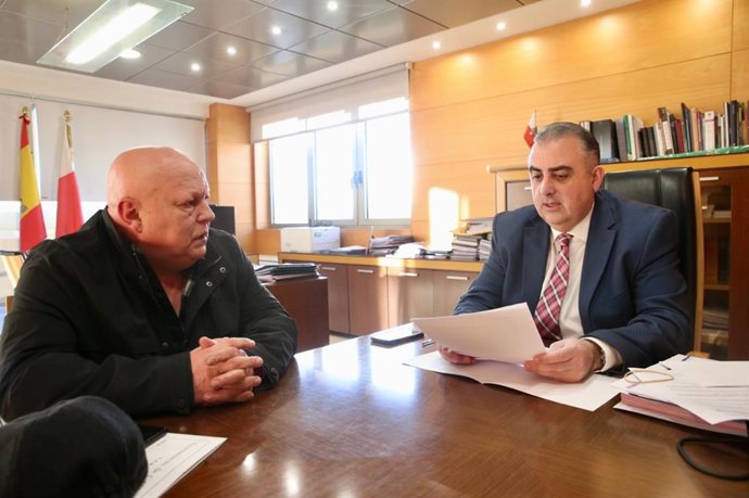 El consejero de Fomento, Roberto Media, y el alcalde de Camaleño, Óscar Casares