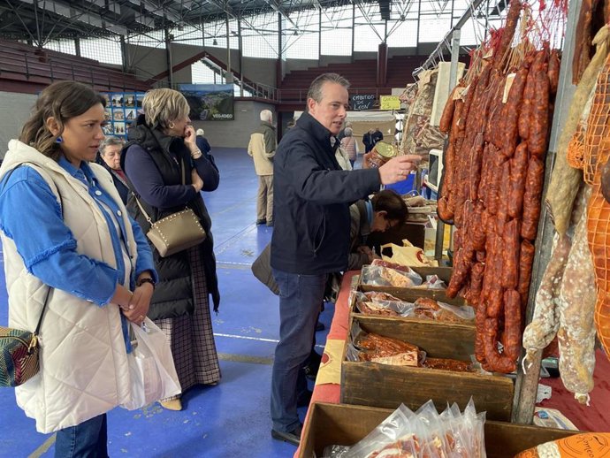 El consejero de Medio rural y Política Agraria, Marcelino Marcos Líndez, visita la Feria de productos del cerdo en Vegadeo.