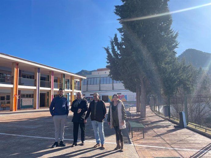 Foto de familia del subdelegado del Gobierno de España en Jaén, el alcalde de Orcera, Juan Francisco Fernández, y miembros de la corporación municipal en Orcera.