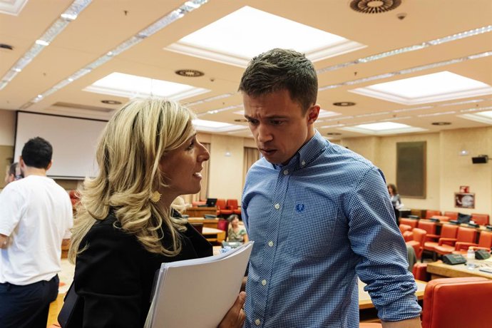 Archivo - La líder de Sumar i vicepresidenta segona i ministra de Treball i Economia Social en funcions, Yolanda Díaz i el líder de Més País, Iñigo Errejón