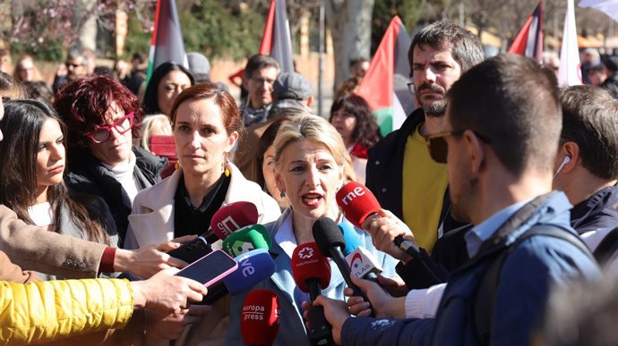 La La vicepresidenta segunda del Gobierno y ministra de Trabajo y Economía Social y líder de Sumar, Yolanda Díaz, atiende a los medios de comunicación durante una manifestación en apoyo a Palestina, a 17 de febrero de 2024, en Madrid (España). Organizacio