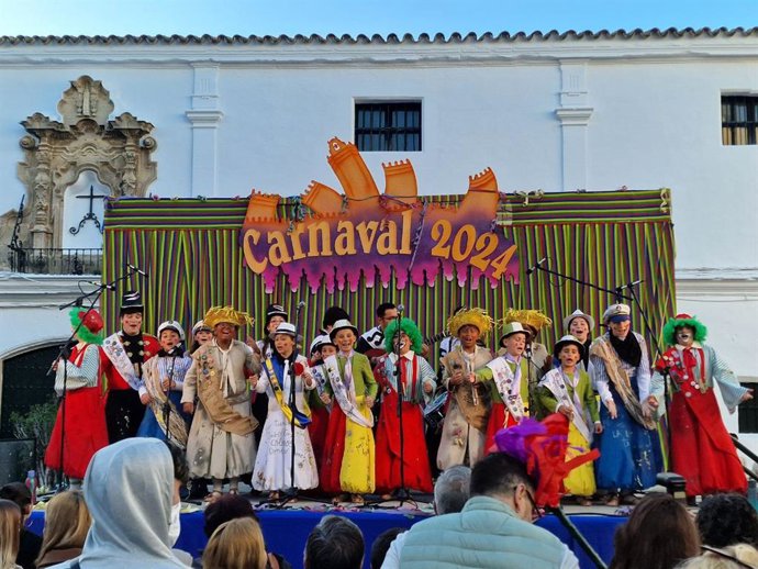 Imagen del carnaval del Puerto de Santa María (Cádiz) tomada durante la actuación de un grupo infantil.