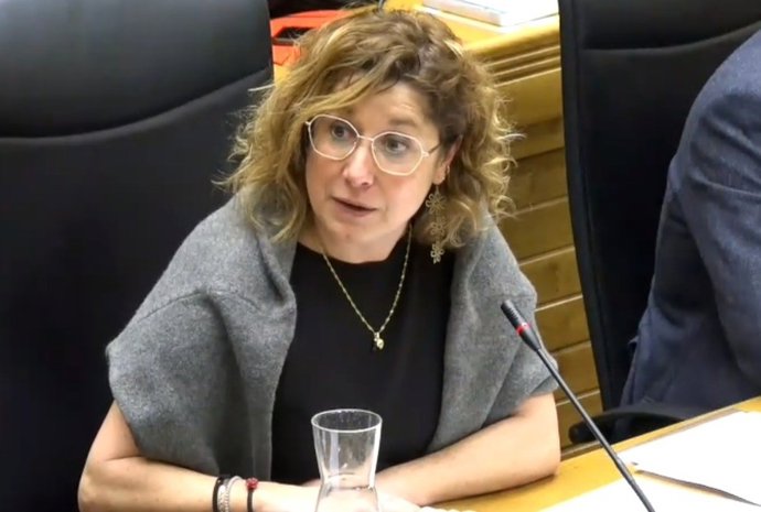Archivo - Carmen Eva Pérez Ordieres, concejala socialista, interviene en el Pleno Municipal gijonés.