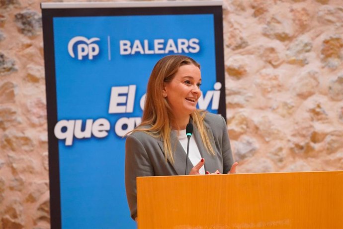 La presidenta del PP de Baleares y líder del ejecutivo autonómico, Marga Prohens, en su intervención durante el primer foro de 'El canvi que avana' (El cambio que avanza)