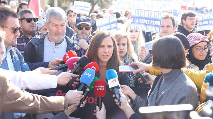 La secretaria general de Podemos, Ione Belarra, atiende a los medios de comunicación durante una manifestación en apoyo a Palestina, a 17 de febrero de 2024, en Madrid (España). Organizaciones sociales, sindicatos y partidos políticos, entre ellos Sumar