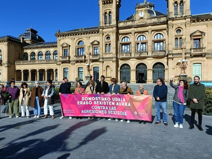 Concentración convocada por el Ayuntamiento en San Sebastián en repulsa de la última agresión sexual registrada en la ciudad.