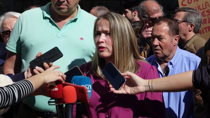 La parlamentaria autonómica socialista Alicia Murillo atiende a los medios