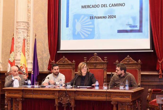La presidenta de la institución provincial, Ángeles Armisén, acompañada del diputado de Desarrollo Socioeconómico y Turismo, Francisco Pérez; del presidente del Cetece, Javier Labarga, y del profesor de la Facultad de Comercio de la UVA Víctor Temprano