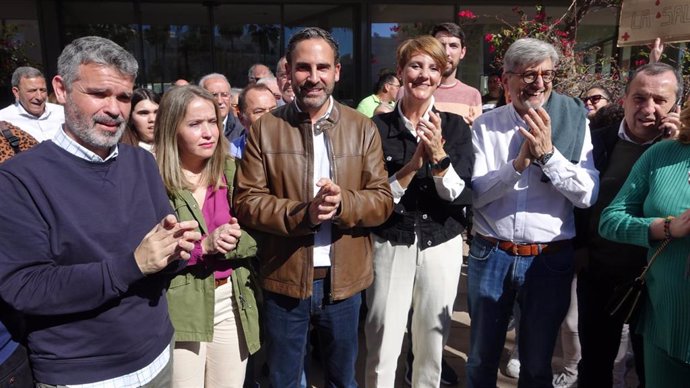 Dirigentes del PSOE en la concentración por la apertura integral del Hospital de Estepona (Málaga)