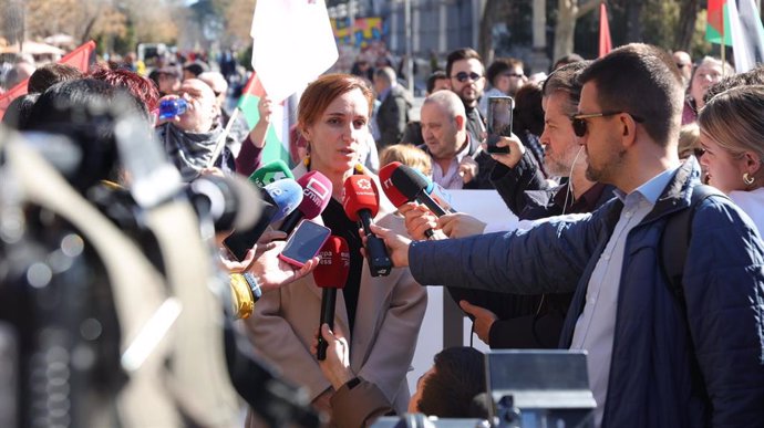 La ministra de Sanidad, Mónica García, atiende a los medios de comunicación durante una manifestación en apoyo a Palestina, a 17 de febrero de 2024, en Madrid (España).