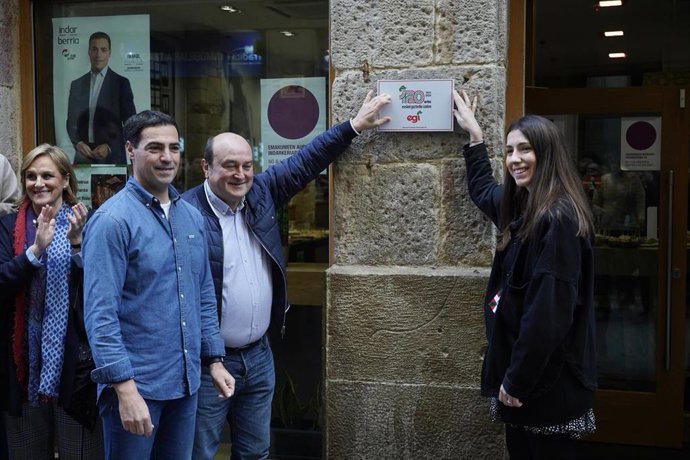 El candidato a Lehendakari del PNV, Imanol Pradales, y el presidente del EBB del PNV, durante la colocación de una placa conmemorativa del 120 aniversario de EG Ien el batzoki de Bilbo Zaharra