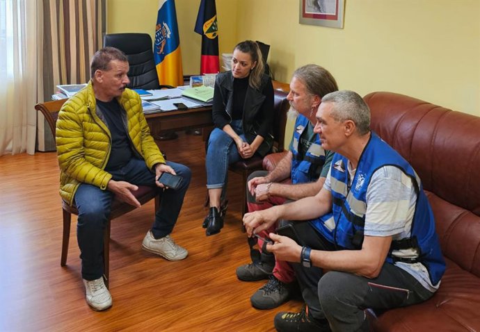 El alcalde, Gregorio Alonso, y la primera teniente de Alcaldía, Patricia Hernández, han mantenido una reunión de coordinación con los científicos del Instituto Andaluz de Geofísica