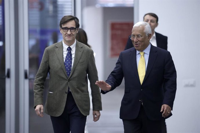 El líder del PSC, Salvador Illa, y el primer ministro en funciones de Portugal, António Costa, a su llegada al acto del Premi als Valors Europeus del PSC