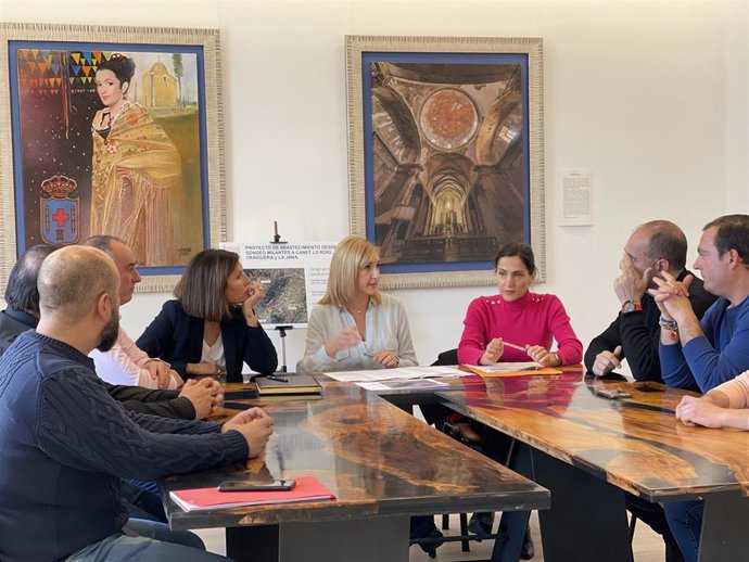 La consellera de Medio Ambiente, Agua, Infraestructuras y Territorio, Salomé Pradas, mantiene una reunión en el Ayuntamiento de Canet lo Roig (Castellón)