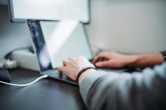 Imagen de archivo de una persona empleando un dispositivo electrónico.