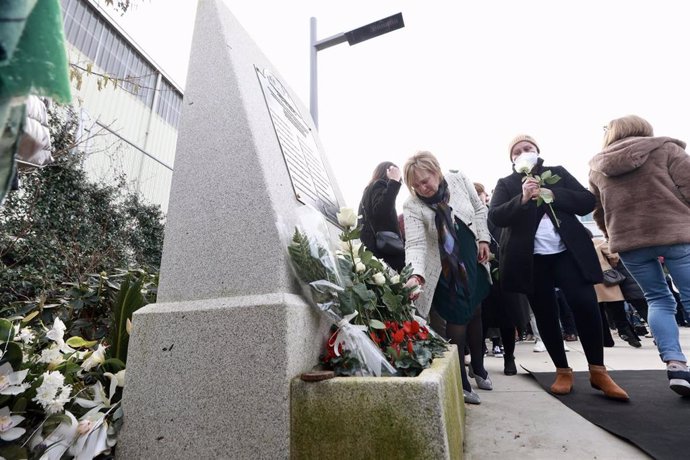 Varias personas participan en una ofrenda de flores durante un homenaje a las víctimas en el segundo aniversario del naufragio del ‘Villa de Pitanxo’, junto a la placa de recuerdo de los fallecidos, a 17 de febrero de 2024, en Marín, Pontevedra.