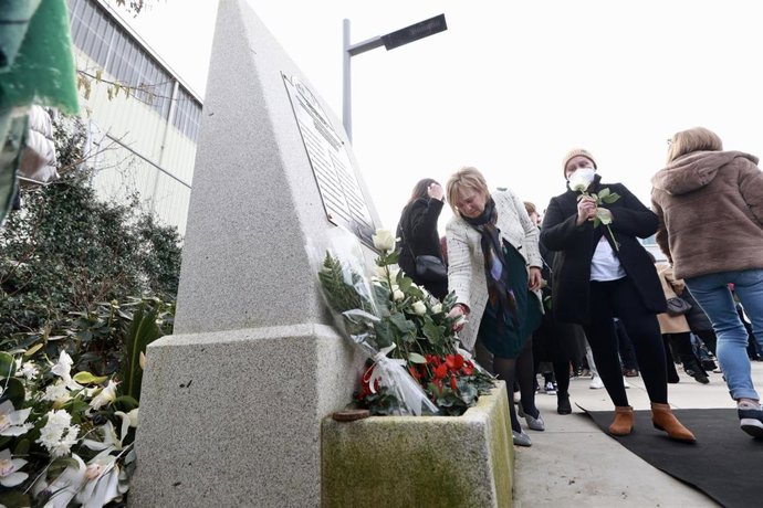 Varias personas participan en una ofrenda de flores durante un homenaje a las víctimas en el segundo aniversario del naufragio del Villa de Pitanxo, junto a la placa de recuerdo de los fallecidos, a 17 de febrero de 2024, en Marín, Pontevedra.