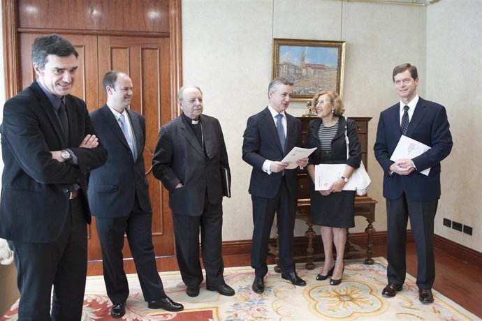 Archivo - El obispo emérito de San Sebastián, Juan María Uriarte, junto al Lehendakari, Iñigo Urkullu, y la jueza Manuela Carmena durante la presnetación del Informe de Vulneraciones de Derechos Humanos, el 14 de junio de 2013