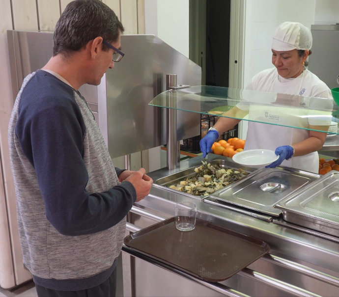 Una persona es atendida en el comedor municipal On Egin