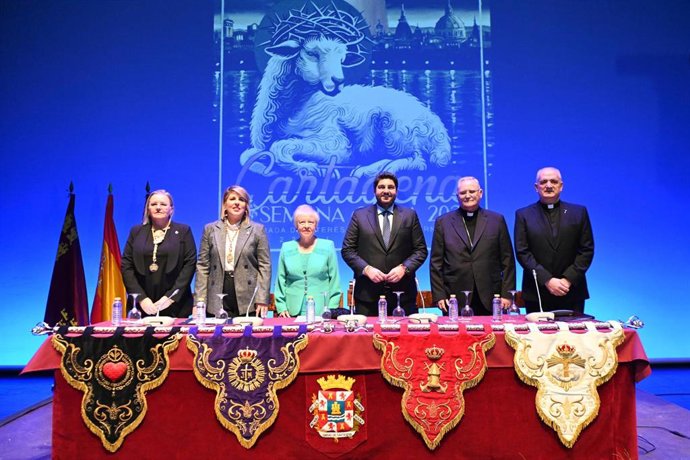 El jefe del Ejecutivo autonómico, Fernando López Miras, asiste al Pregón de la Semana Santa de Cartagena