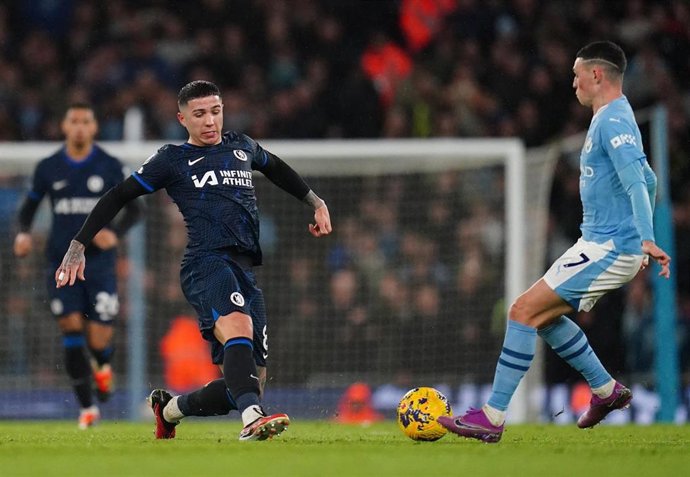 17 February 2024, United Kingdom, Manchester: Chelsea's Enzo Fernandez (L) and Manchester City's Phil Foden battle for the ball during the English Premier League soccer match between Manchester City and Chelsea at the Etihad Stadium. Photo: Nick Potts/PA 