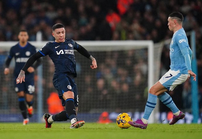 17 February 2024, United Kingdom, Manchester: Chelsea's Enzo Fernandez (L) and Manchester City's Phil Foden battle for the ball during the English Premier League soccer match between Manchester City and Chelsea at the Etihad Stadium. Photo: Nick Potts/P