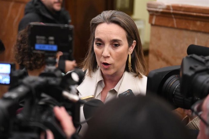 La secretaria general del Partido Popular, Cuca Gamarra, atiende a los medios a su llegada a una sesión plenaria en el Congreso de los Diputados, a 6 de febrero de 2024, en Madrid (España)