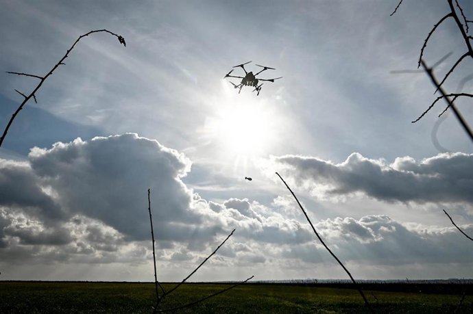 Dron del Ejército ucraniano sobre Zaporiyia, Ucrania, imagen de archivo.