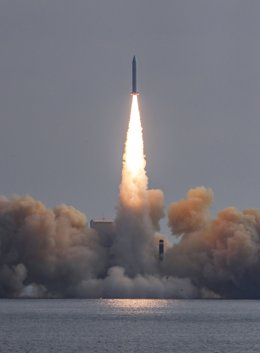 Archivo - December 4, 2023, Jeju Island, South Korea: The state-run Agency for Defense Development conducts the third flight test of a solid-fuel rocket carrying Hanwha Systems' Earth observation satellite on a barge floating about 4 kilometers south of