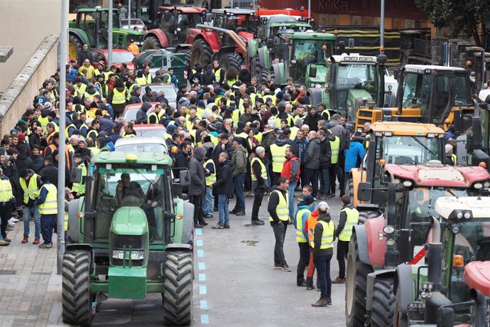 Agricultores y tractores concentrados frente a la consejería de Medio ambiente y Rural del Gobierno Navarra durante la primera reunión mantenida el pasado 9 de febrero.