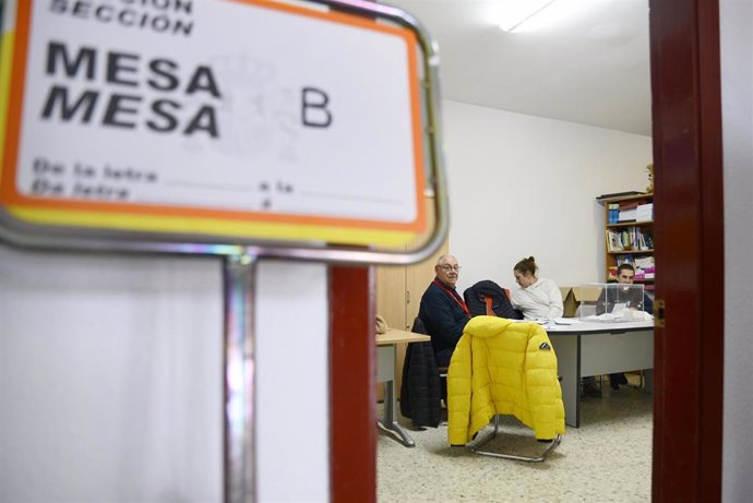 Archivo - Una mesa electoral, a 26 de noviembre de 2023, en Castro Caldelas, Ourense