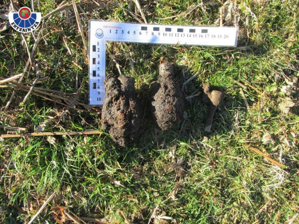 La Ertzaintza neutraliza tres artefactos de la Guerra Civil localizados en el Parque Natural de Urkiola