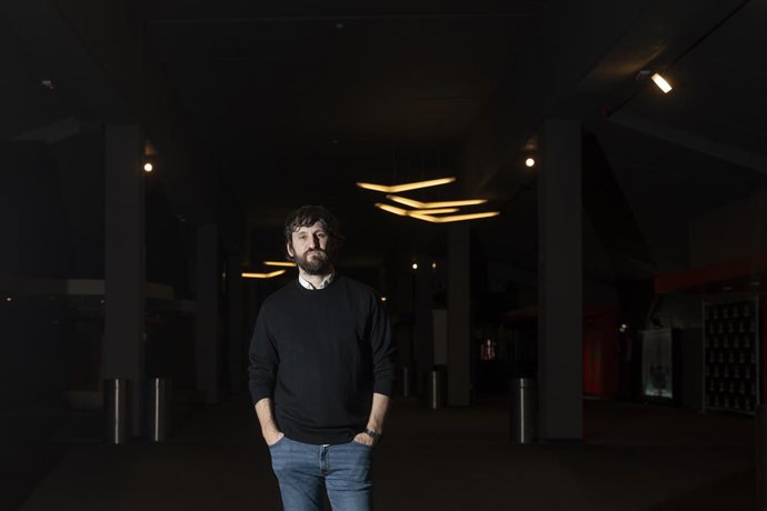 El actor y director Raúl Arévalo, posa tras una entrevista en Kinépolis Valencia, a 17 de febrero de 2024