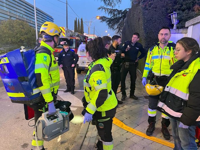 Varios agentes de la Policía Nacional en la Residencia Juan XXIII de Aravaca, donde se produjo el incendio, a 18 de febrero de 2024, en Madrid (España).