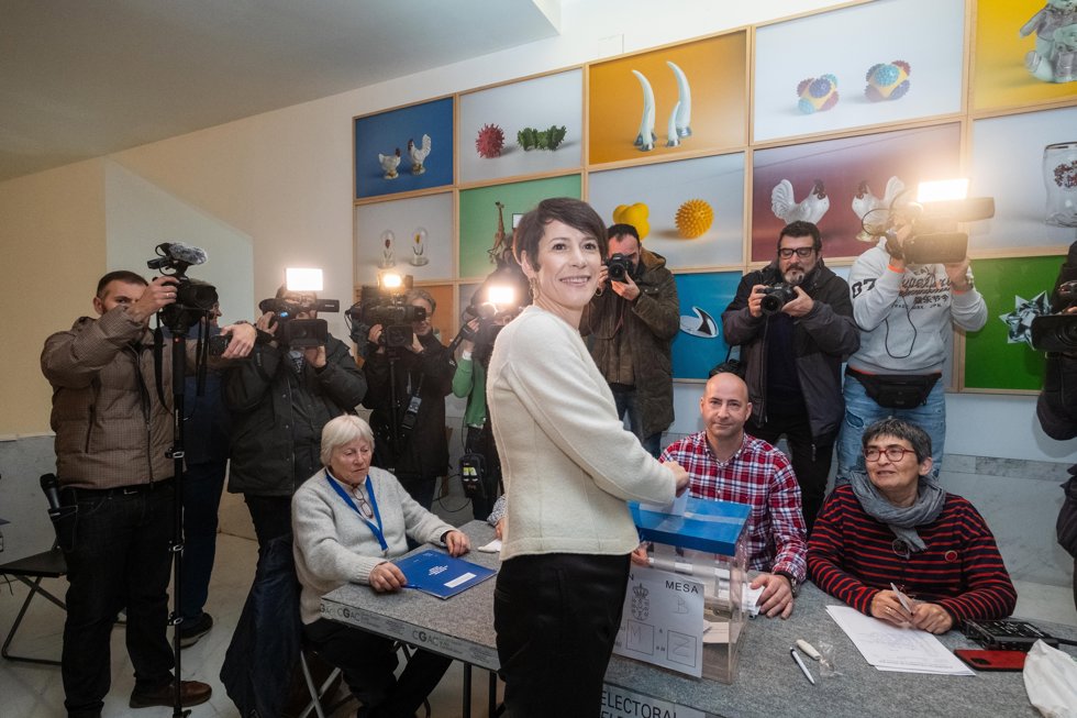 La candidata del Bloque Nacionalista Galego (BNG) a la presidencia de la Xunta, Ana Pontón, ejerce su derecho a voto, en el Centro Galego de Arte Contemporáneo (CGAC), a 18 de febrero de 2024, en Santiago de Compostela, A Coruña, Galicia (España