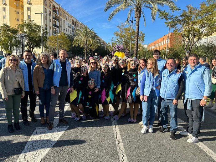 Finaliza el carnaval con el Gran Desfile, compuesto de nueve  carrozas y miles de personas disfrazadas.