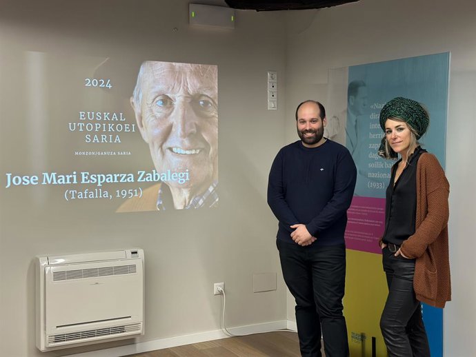 Bergarako alkate Gorka Artola Alberdi eta Olaso Dorrea Fundazioko presidente Iratxe Esnaola.