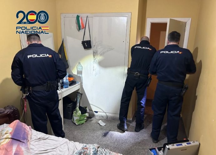 Detenidos tres hombres por cometer diversos robos en interior de vehículos y ocupar inmuebles